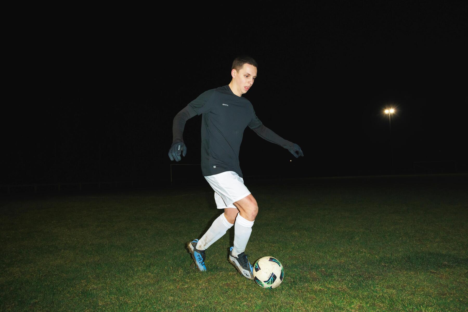 femmes qui pratiquent le soccer par temps froid en portant un sous-maillot