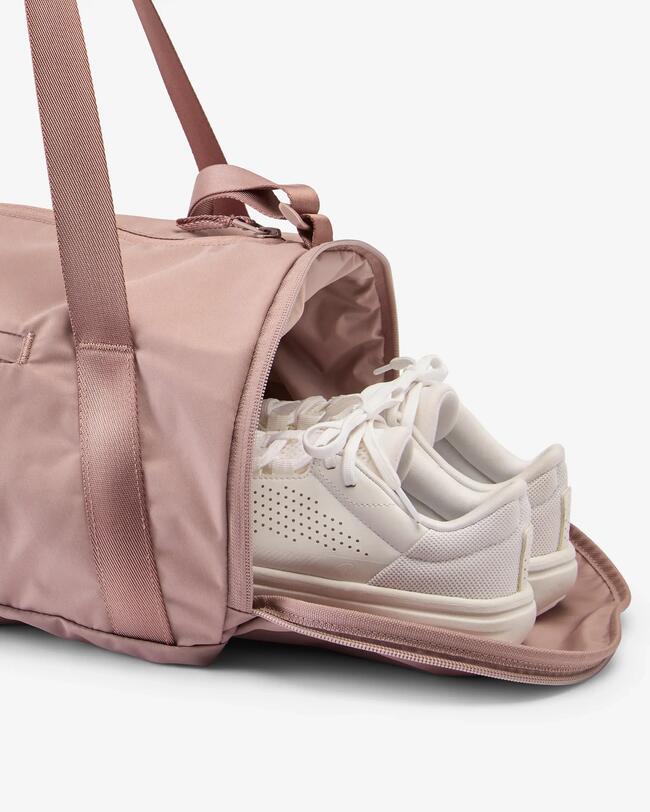 Eine rosa Sporttasche.