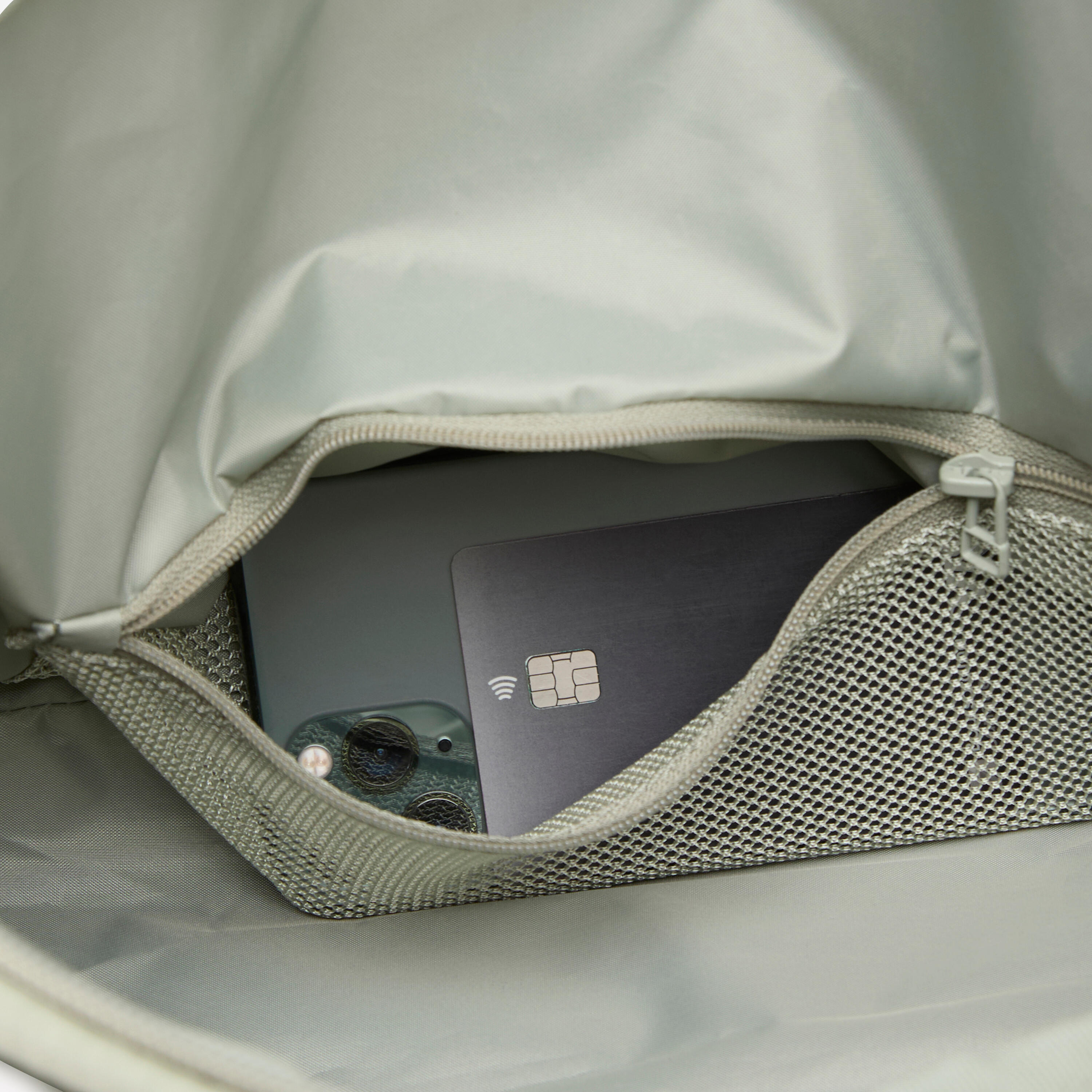 28L Sports Bag with Shoulder Strap and Watertight Pocket 8/9