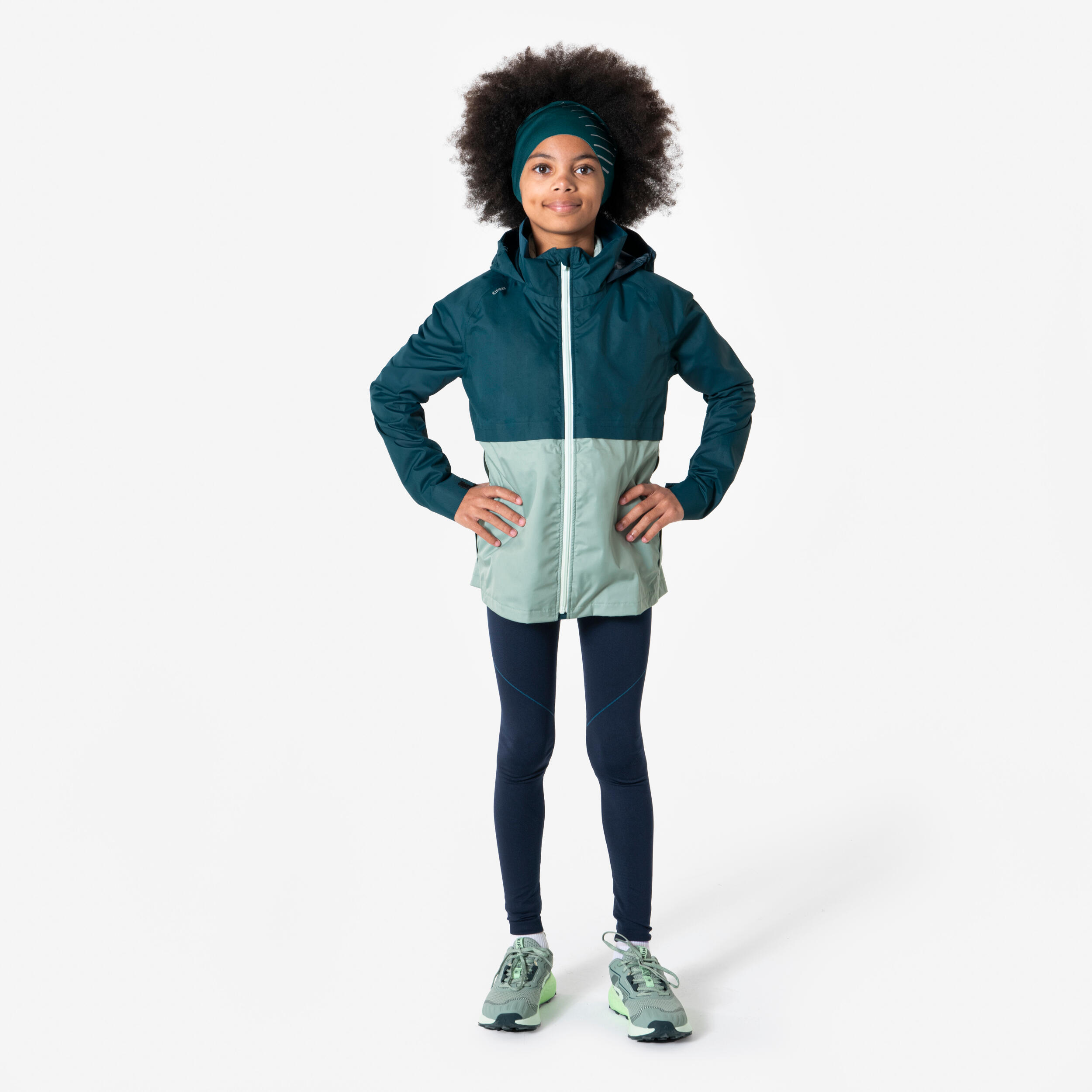 KIPRUN Detská nepremokavá hrejivá bežecká bunda JKT 3v1 modro-zelená 7-8 r (123-130 cm) · záber 12