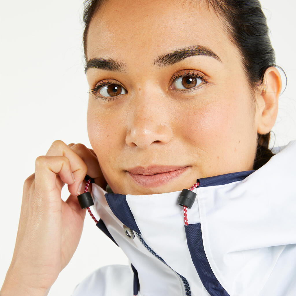Chamarra de vela impermeable blanco con naranja para mujer Sailing 100