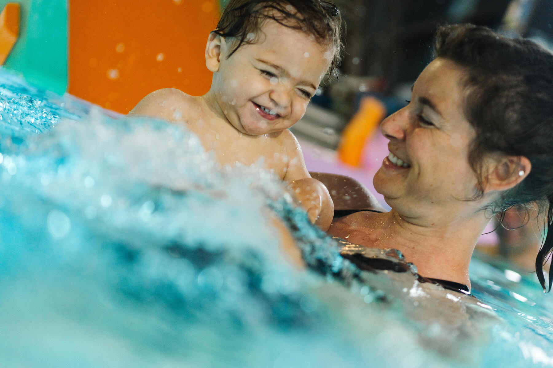 Familiarizarea copiilor cu apa: și dacă nu ne-am limita doar la piscină?