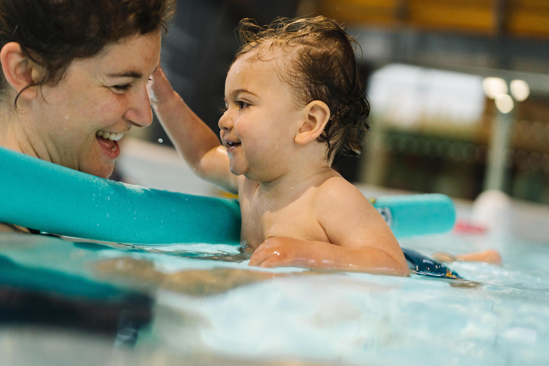 Familiarizarea copiilor cu apa: și dacă nu ne-am limita doar la piscină?