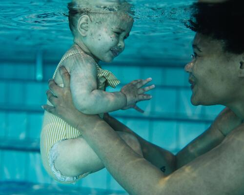 ¿Cómo enseñar a nadar a un bebé?