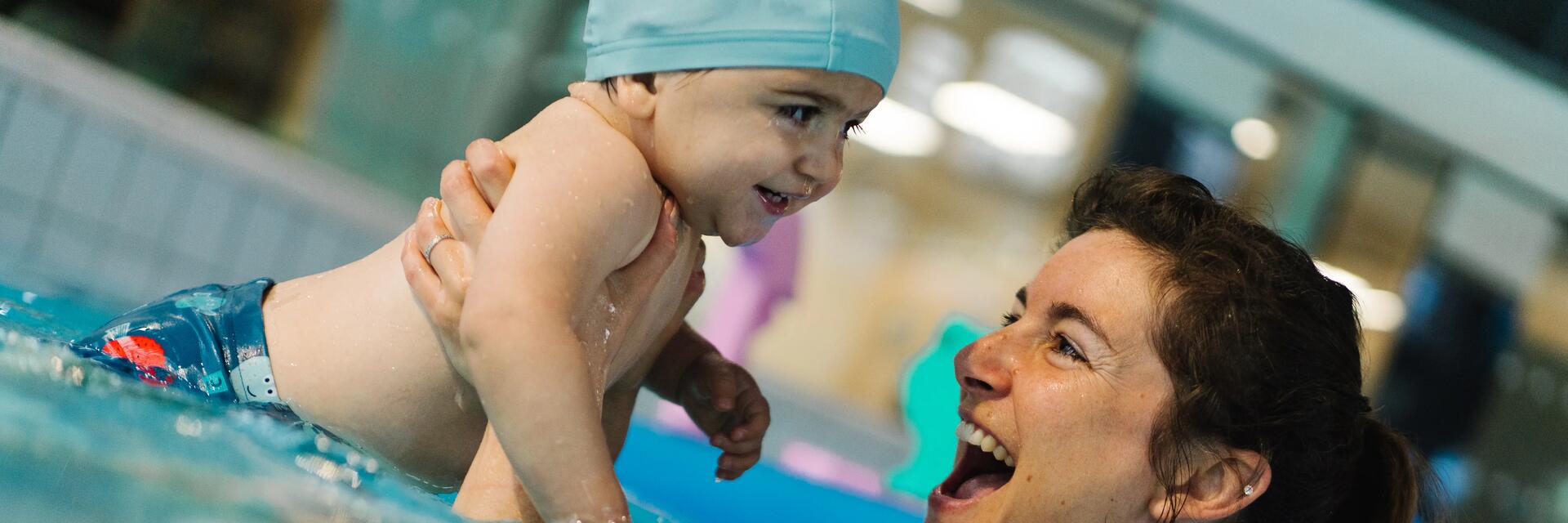 mulher e bebé na piscina