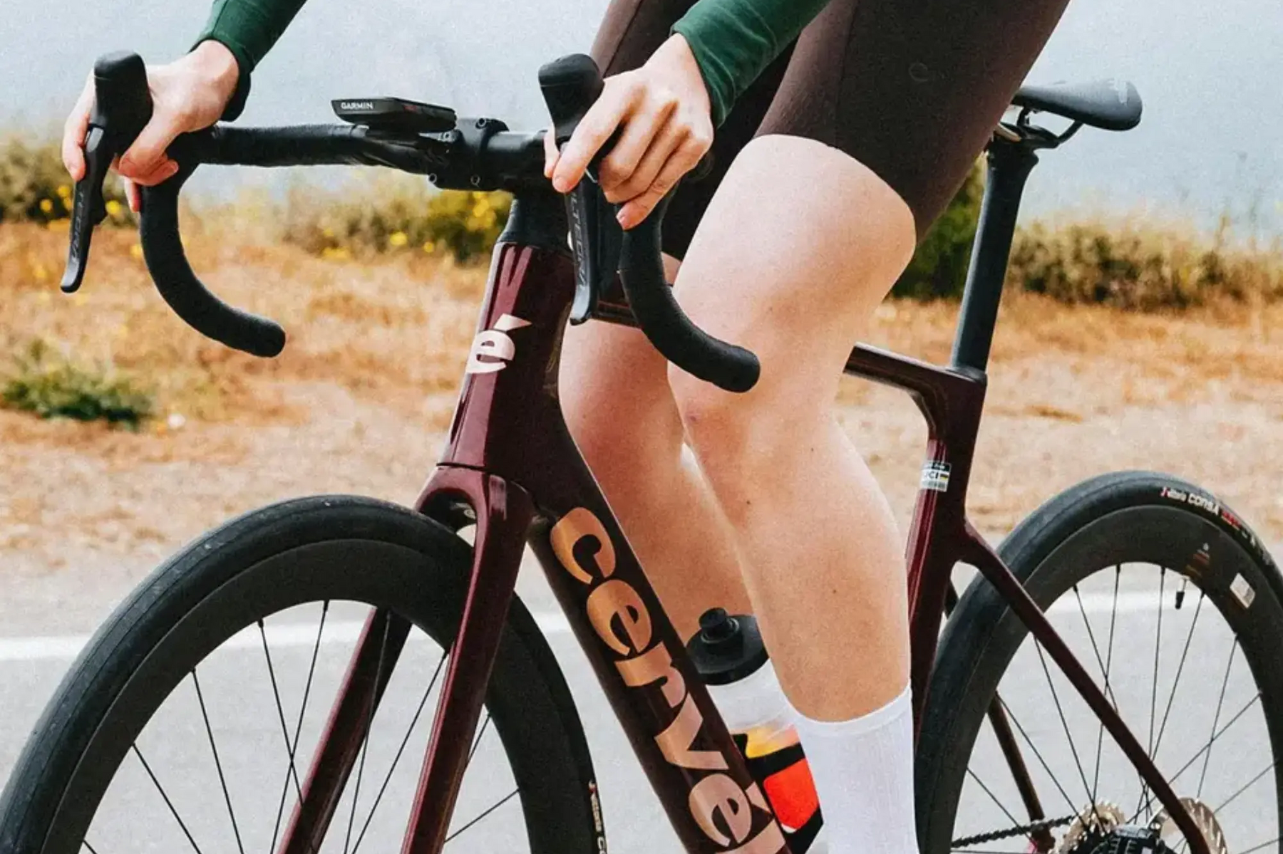 Ein rotes Rennrad in Metallic