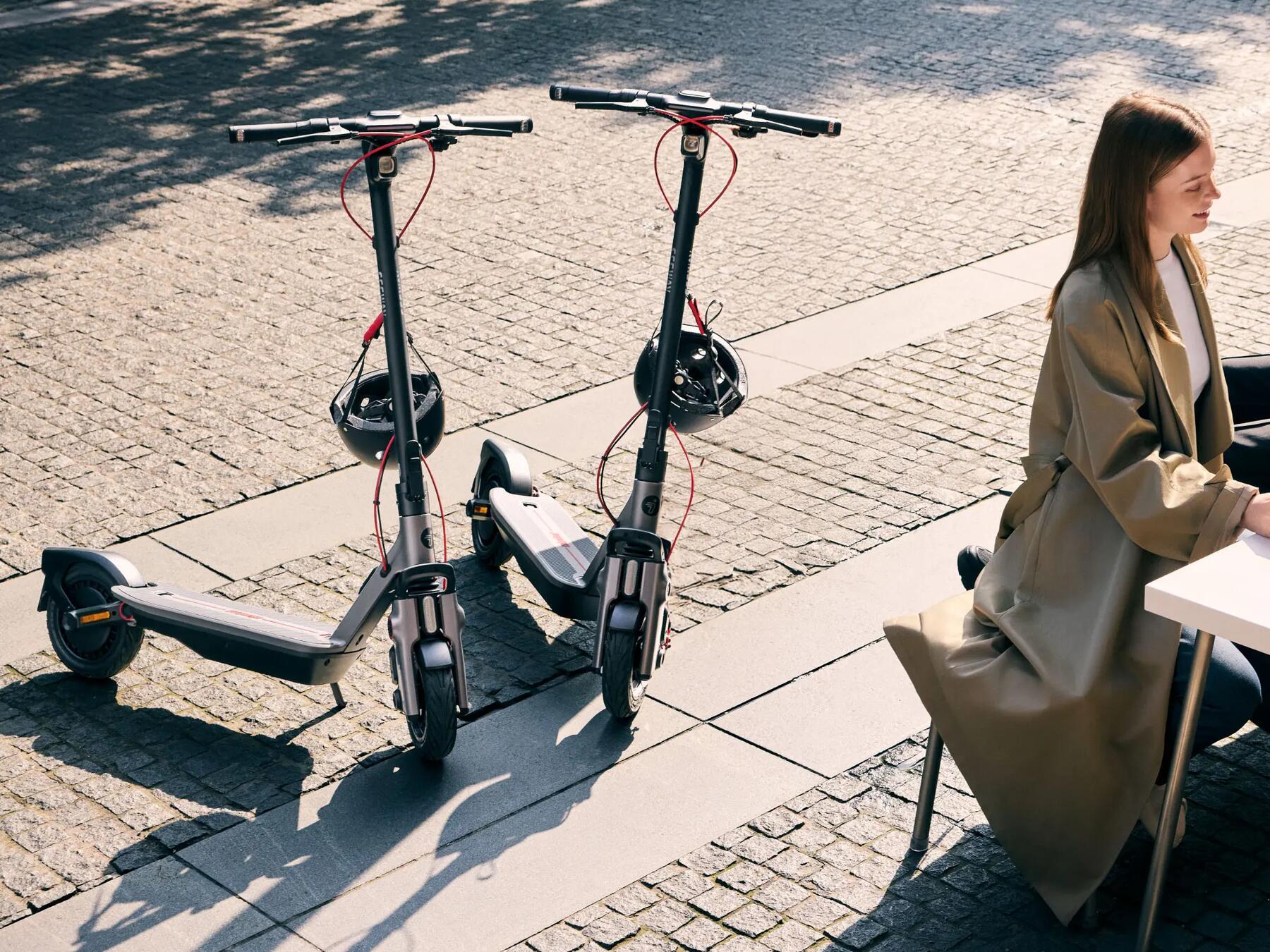 Elektrische steps die geparkeerd staan