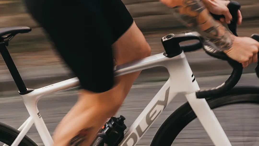 Ein weißes Rennrad in schneller Fahrt