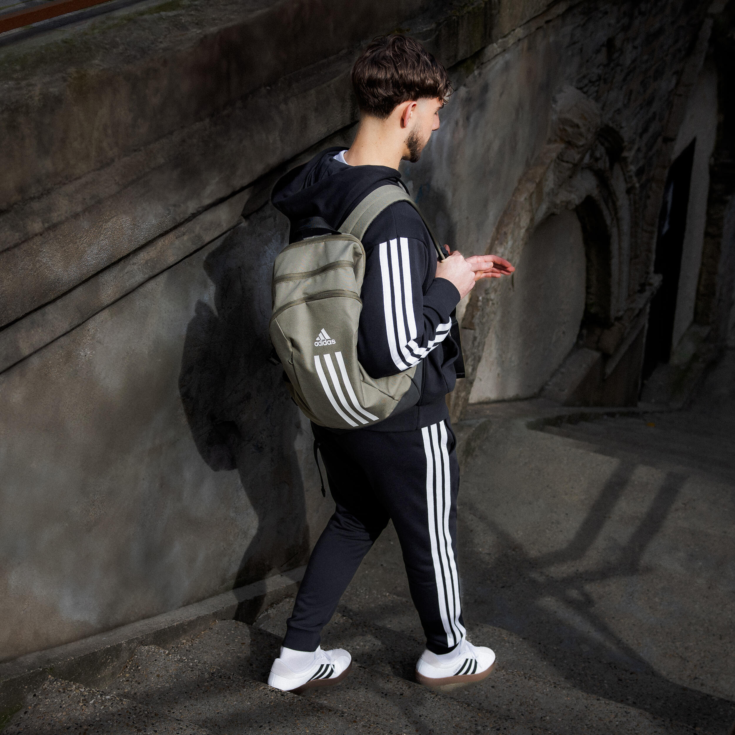 Felpa ADIDAS uomo palestra con cappuccio e zip leggera nera 8/8