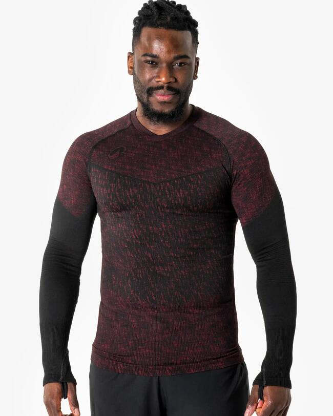 Mann mit bordeaux-schwarzem Keepdry-Shirt vor weißem Hintergrund.
