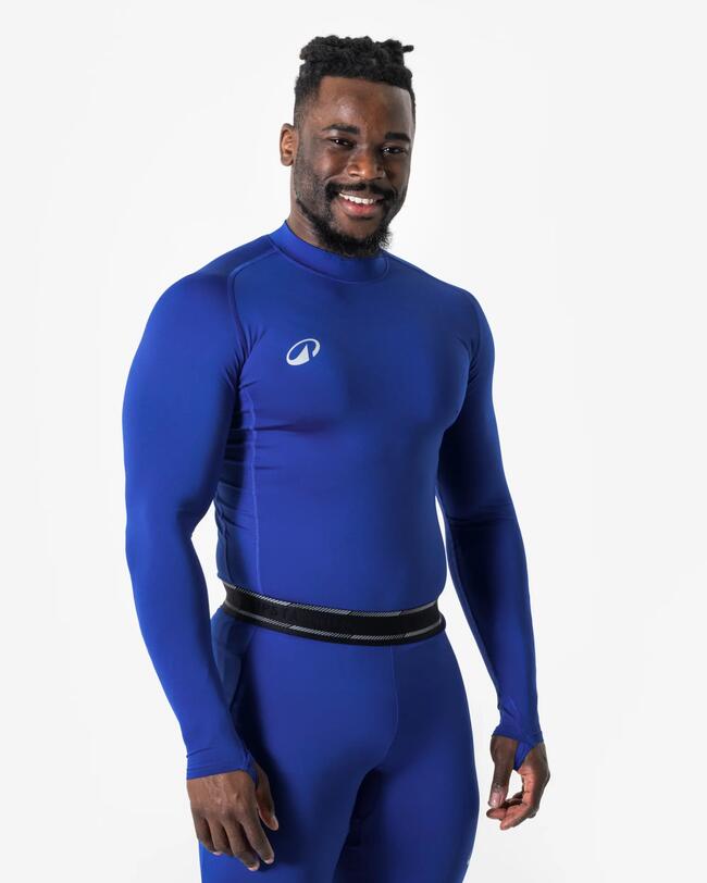 Mann mit langärmligem blauem Keepdry Light Shirt und Shorts lächelt. Weißer Hintergrund.