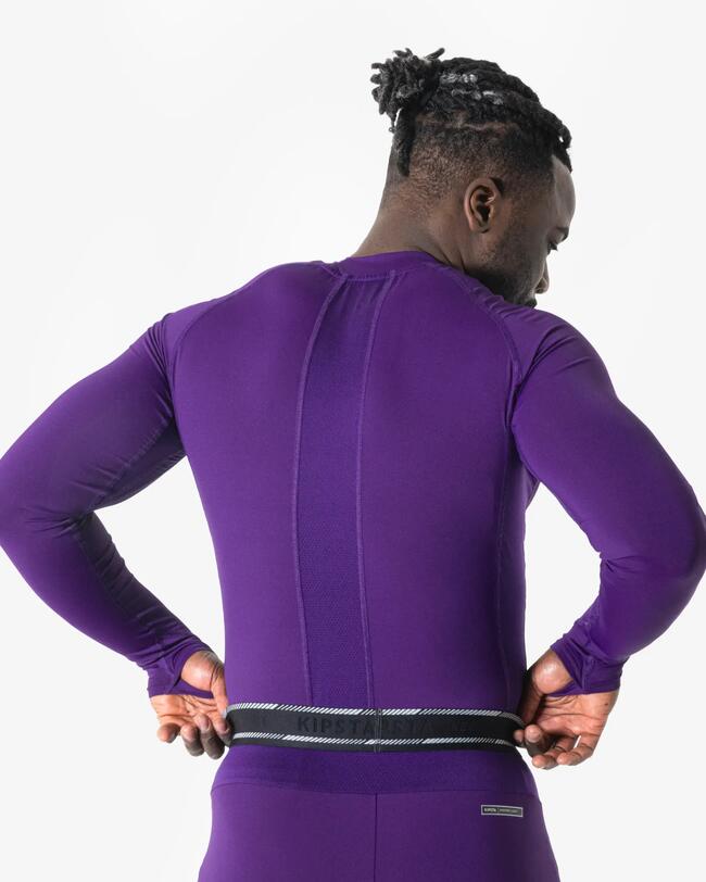 Mann von hinten mit langärmligem lilanem Keepdry Light Shirt und lilaner Keepdry Light Shorts vor weißem Hintergrund.