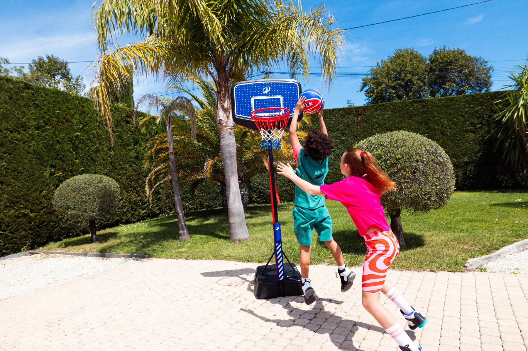 Dois meninos a praticar basquetebol