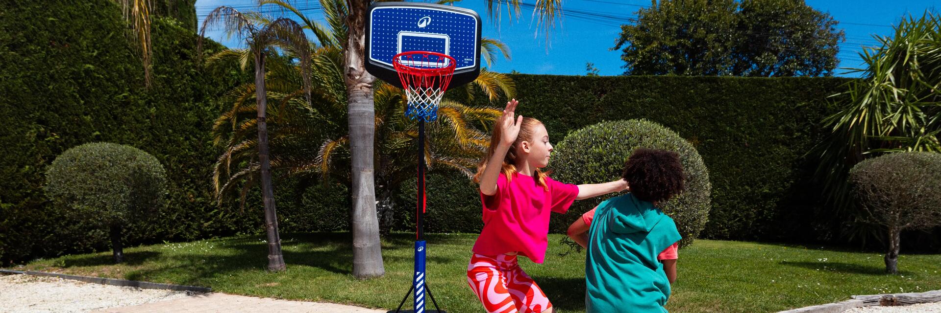 Kinderen spelen basketbal