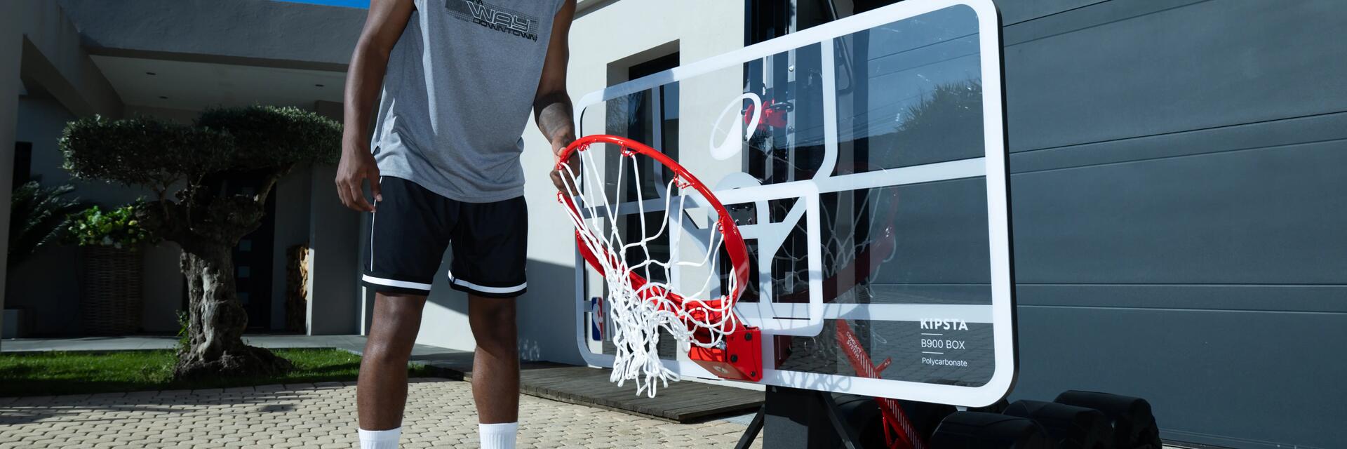 Een basketbalring met bord uit polycarbonaat