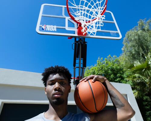Un panier NBA pour jouer dans la cour des géant·es