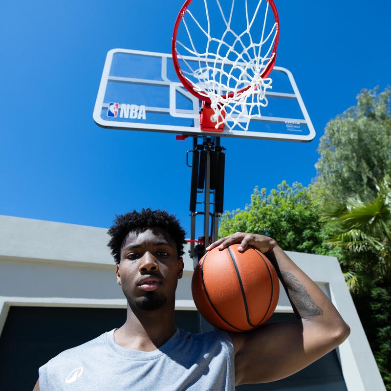 Un panier NBA pour jouer dans la cour des géant·es