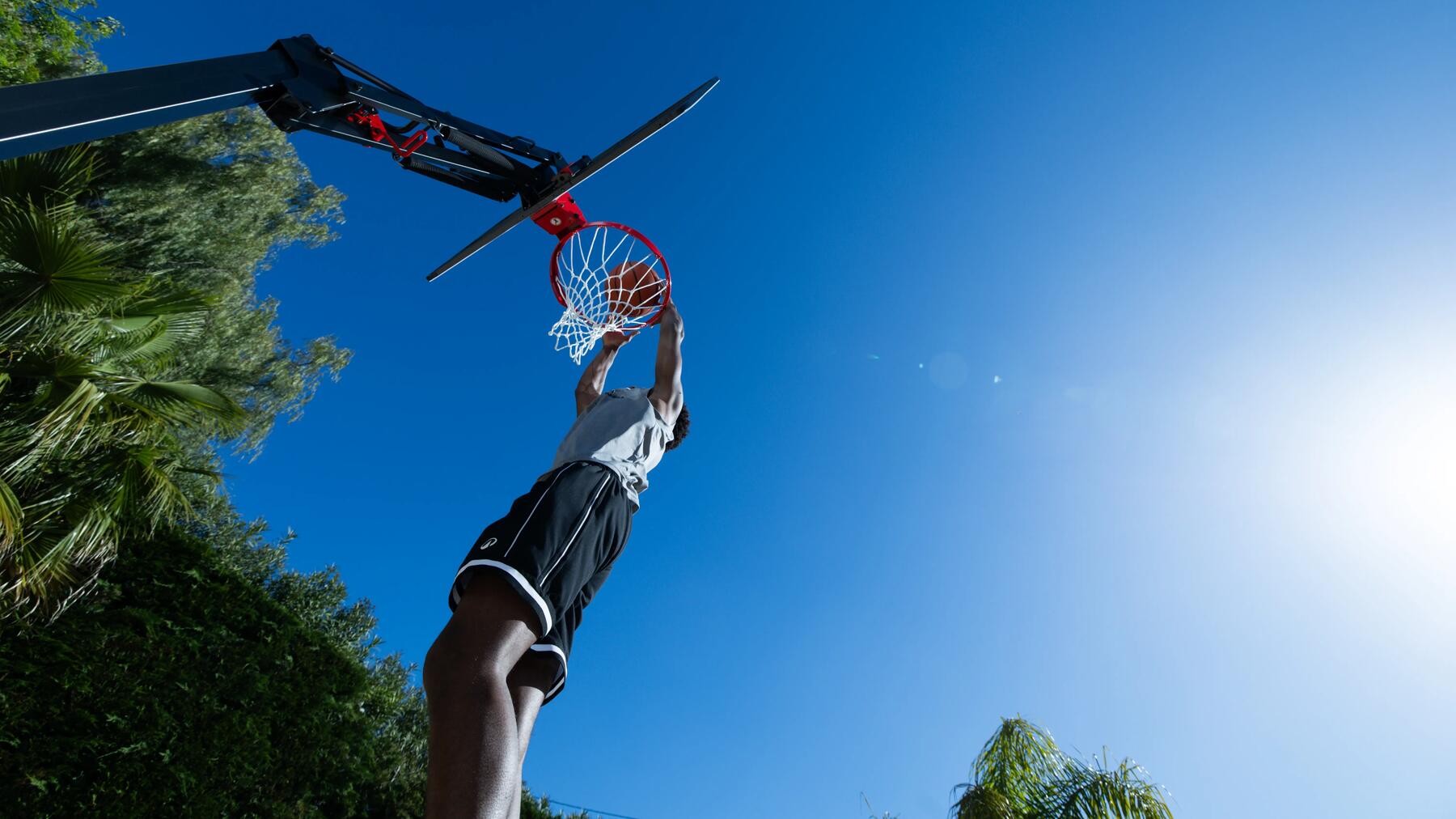 Dunk au basket : techniques, conseils et histoire d’un geste culte