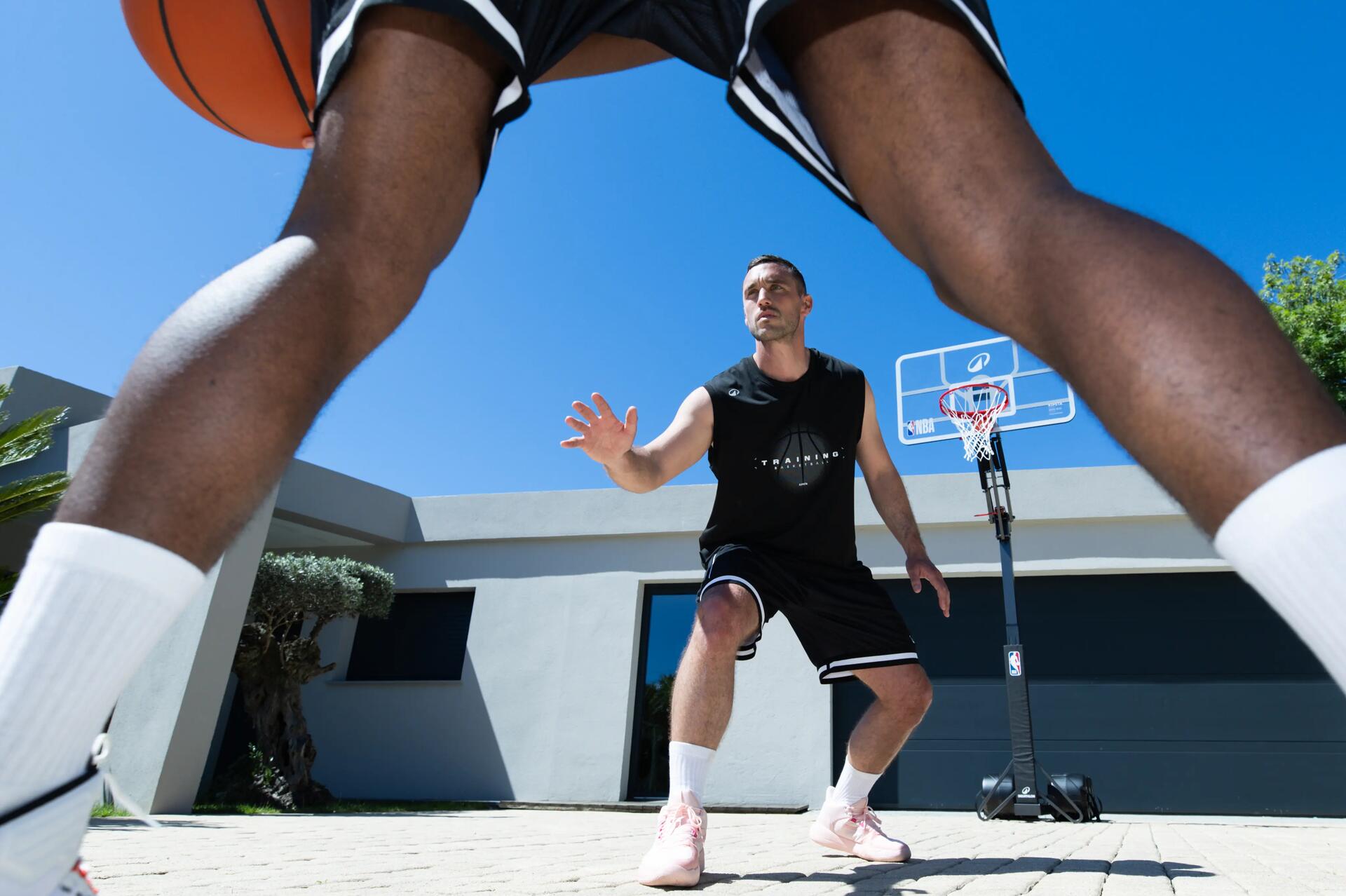 Basketbalring op een oprit