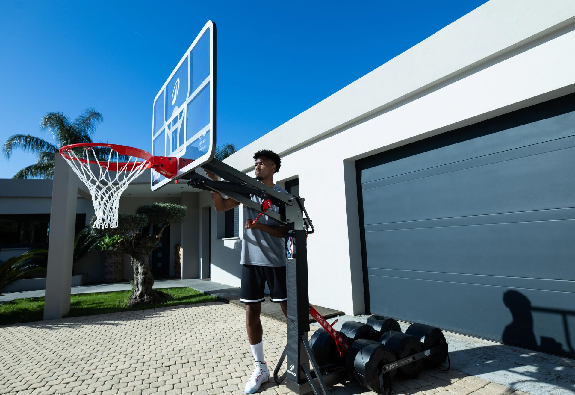 Een basketbalring op voet