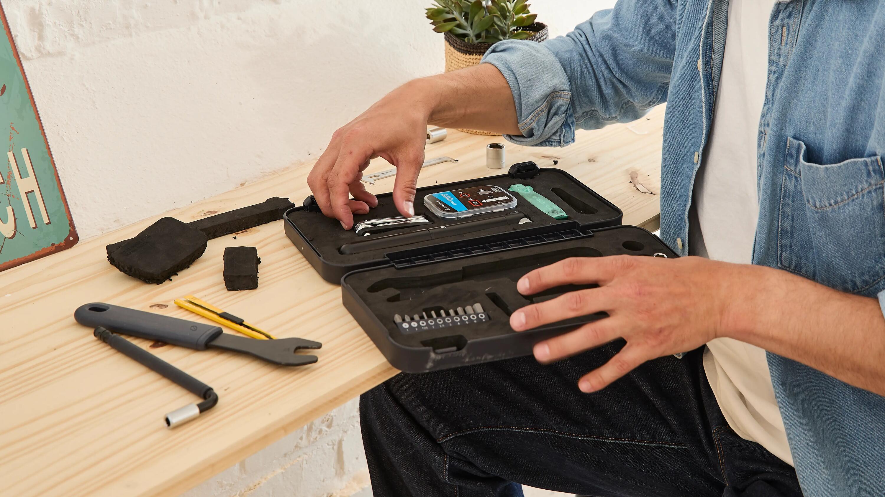 Persona reparando una bicicleta Decathlon