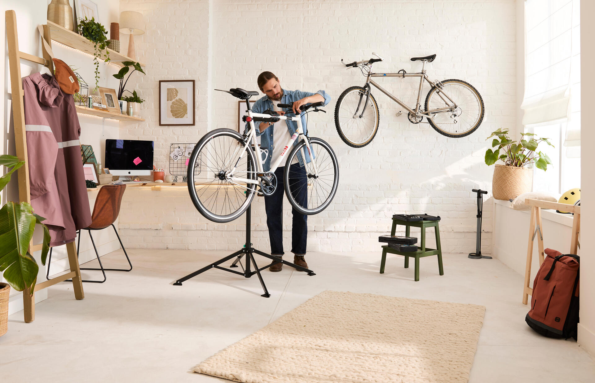 maison personne qui répare un vélo