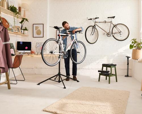 maison personne qui répare un vélo