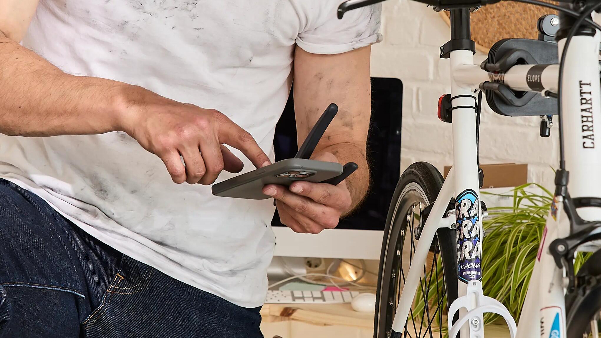 Persona montando una bicicleta de Decathlon