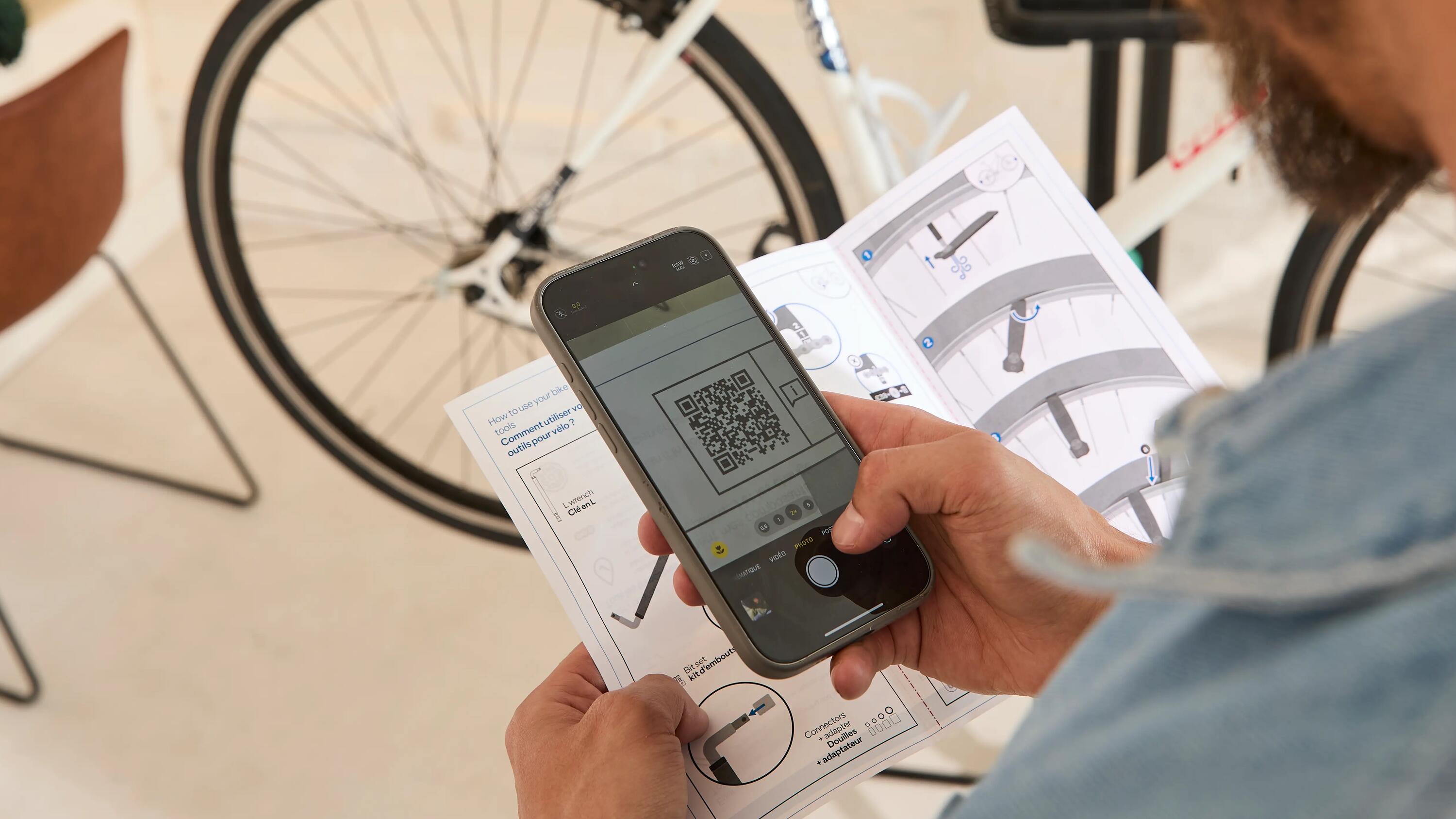Persona leyendo el manual de bicicletas de Decathlon