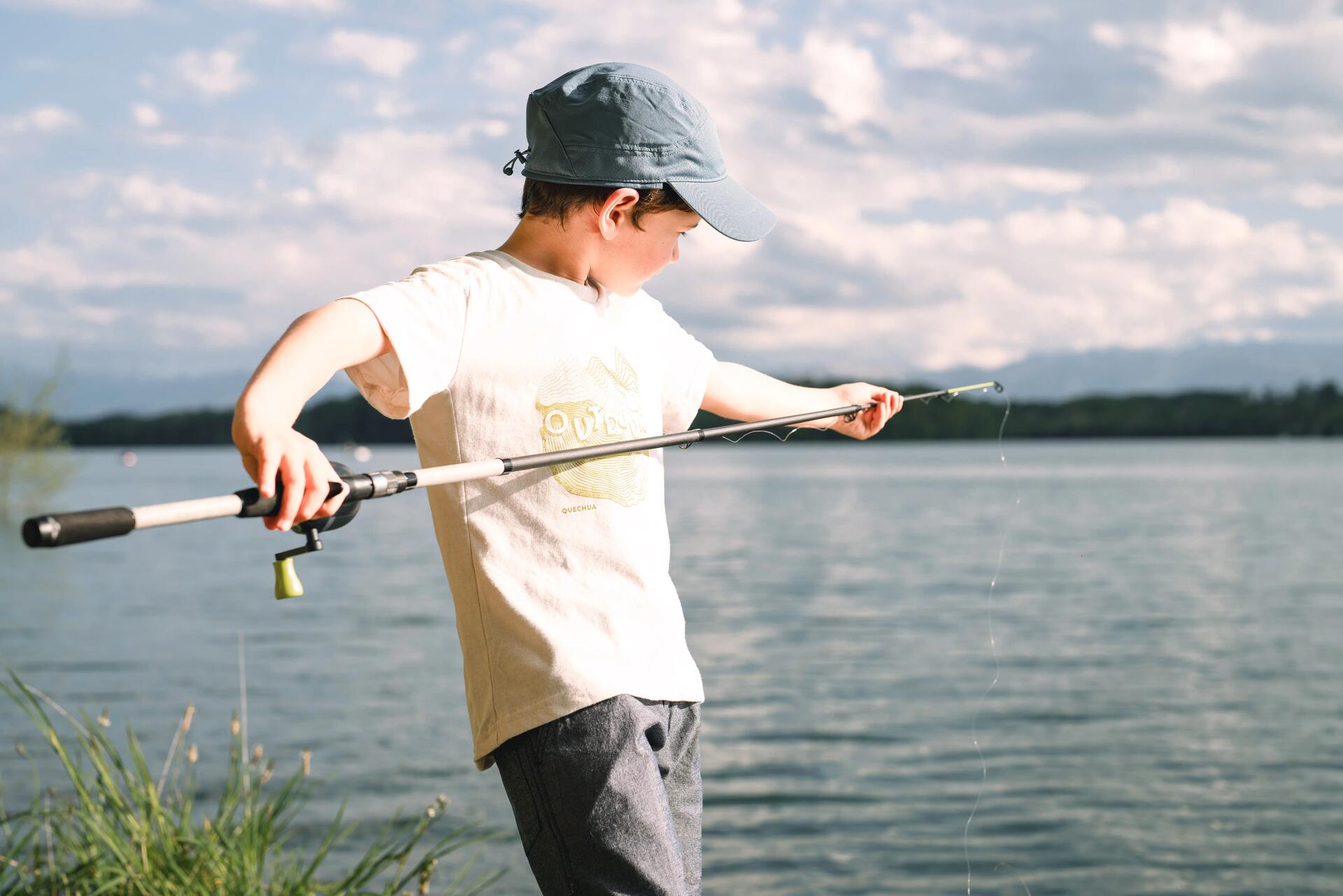 Un enfant pêchant avec son kit Ufish Spincast