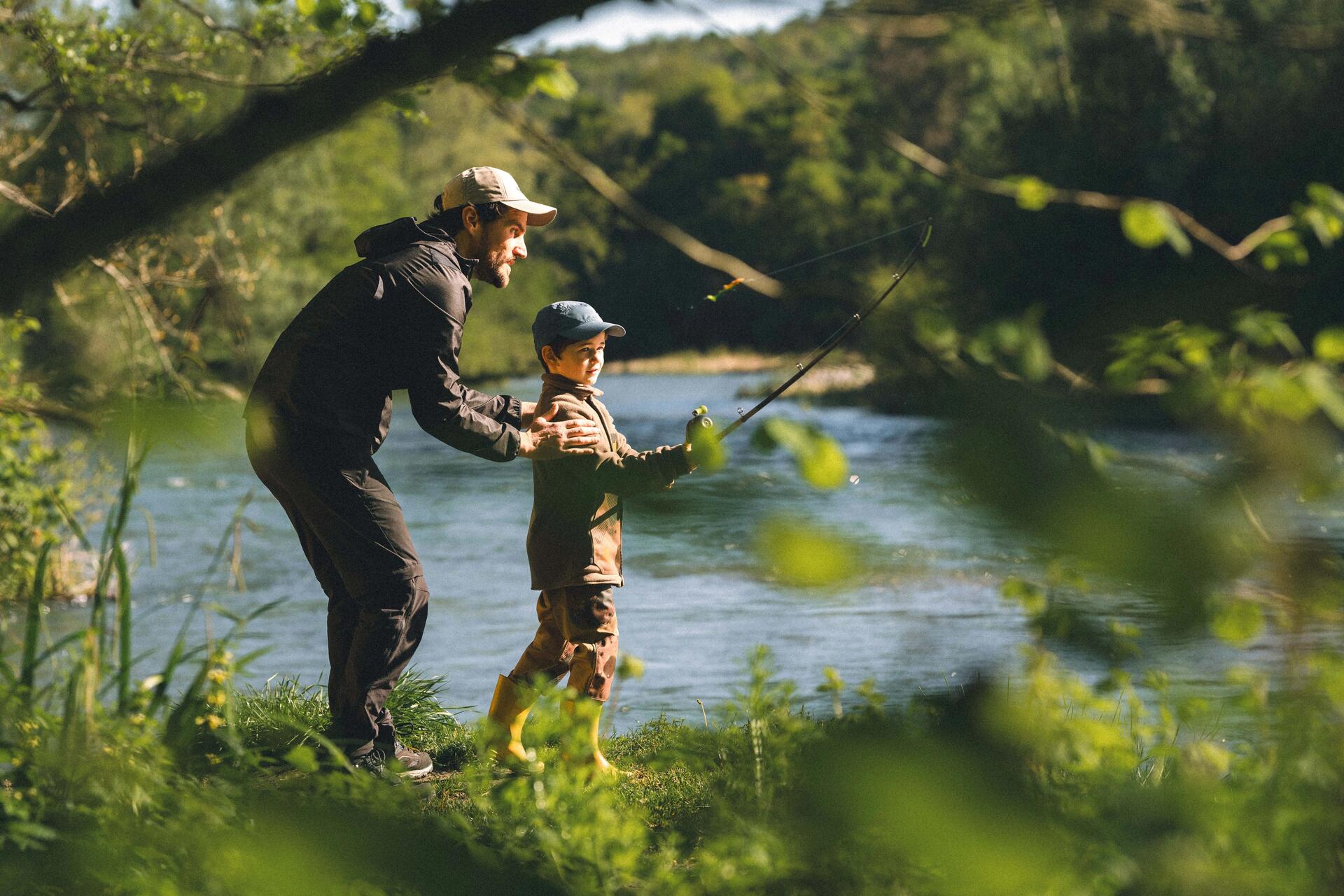 Femme qui regarde sa ligne à l'eau avec des gens sur le quai en ville
