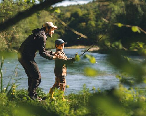 Femme qui regarde sa ligne à l'eau avec des gens sur le quai en ville