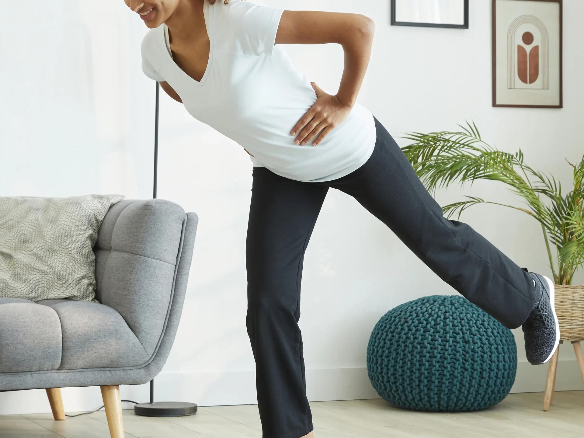 Kobieta w pierwszym trymestrze ciąży trenująca pilates na macie do ćwiczeń