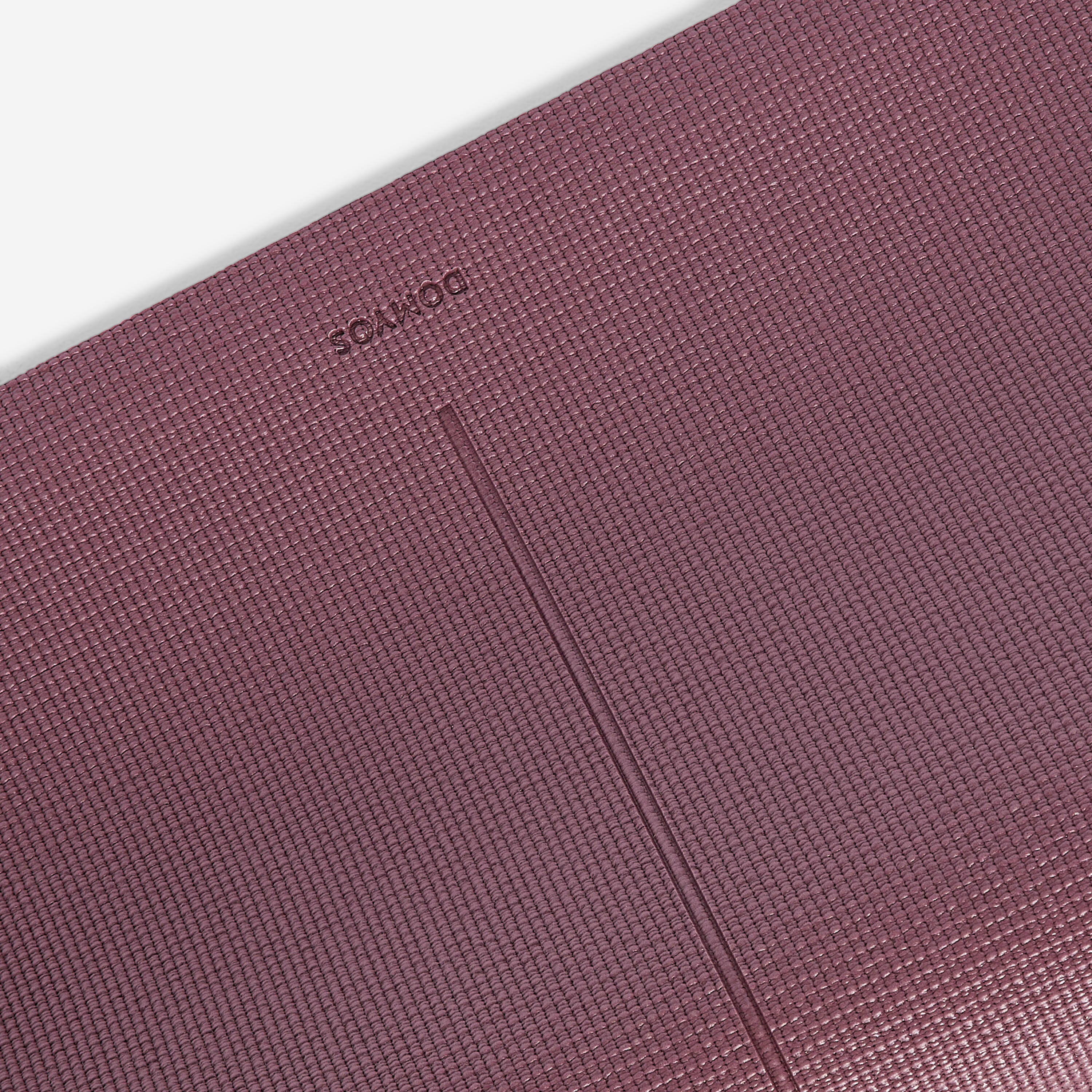 Detalle de las líneas de alineación en un mat de yoga