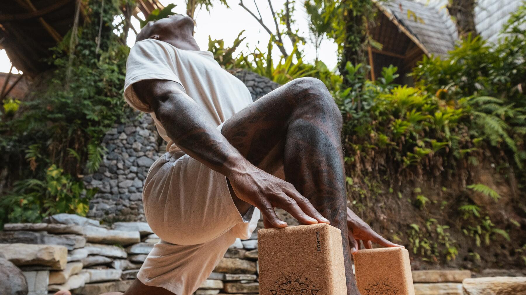 Mann beim Durchführen einer Yoga-Asana mit Hilfe von Yogablöcken