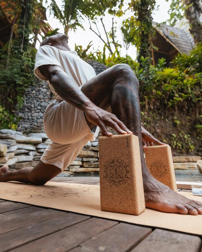Ein Mann macht Yoga.