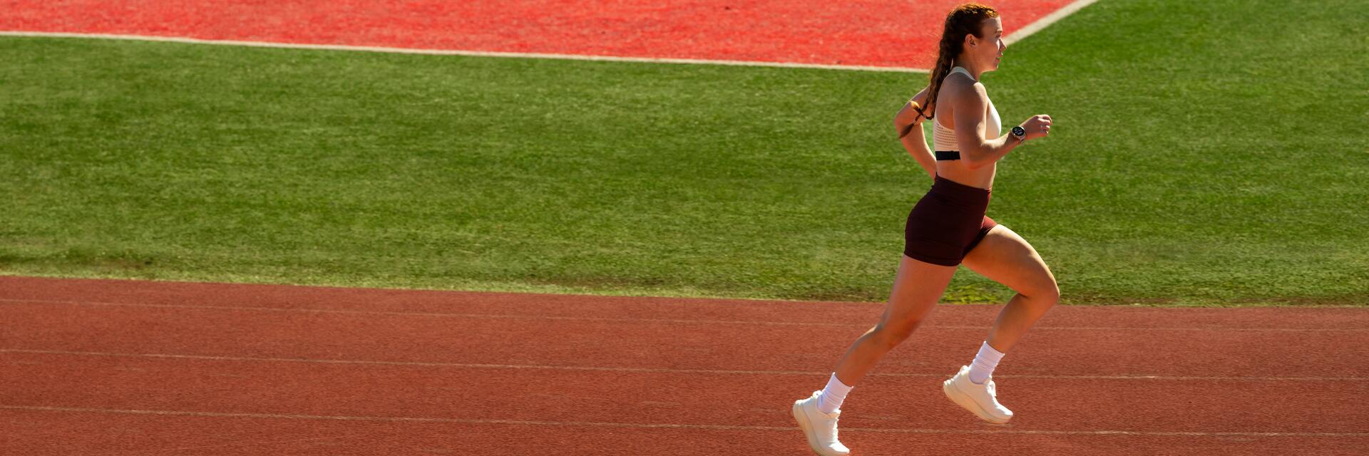 Kobieta biegająca po bieżni na dworze przygotowująca się do maratonu w 3 godziny