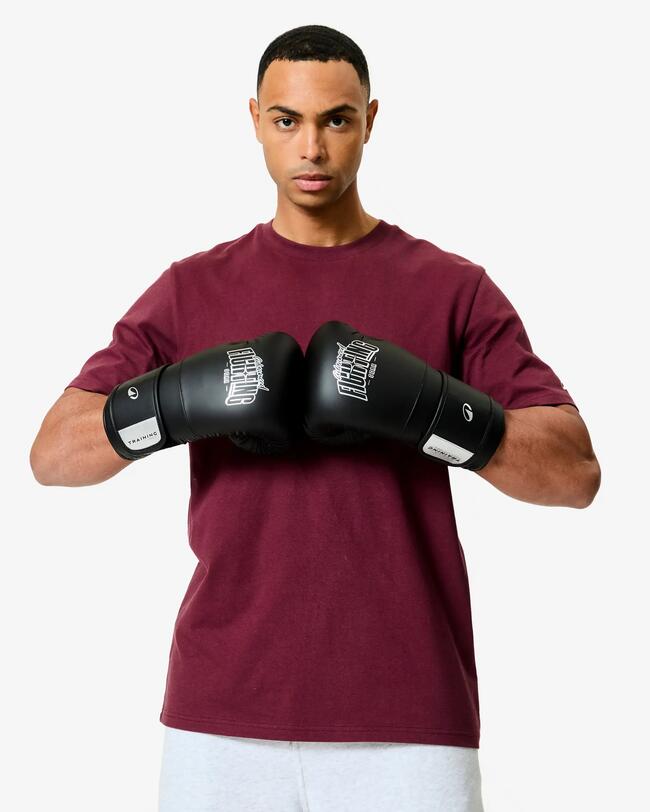 Ein Mann trägt Boxhandschuhe.