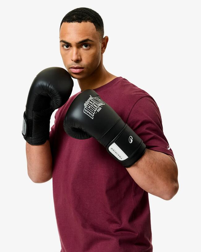 Ein Mann trägt Boxhandschuhe.