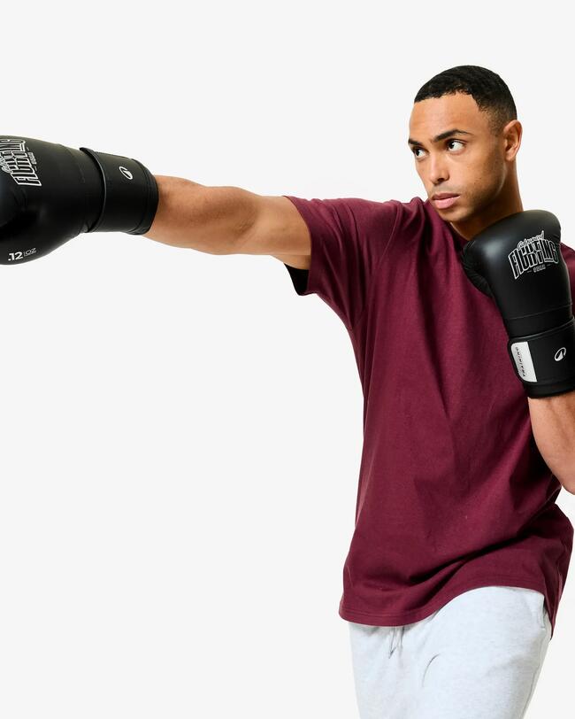 Ein Mann trägt Boxhandschuhe.