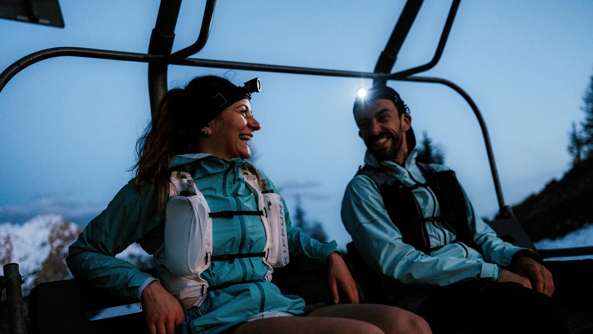 femme dans un champ qui prend une pause de sport