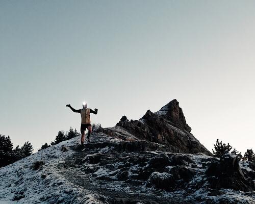 homme qui court en multicouches