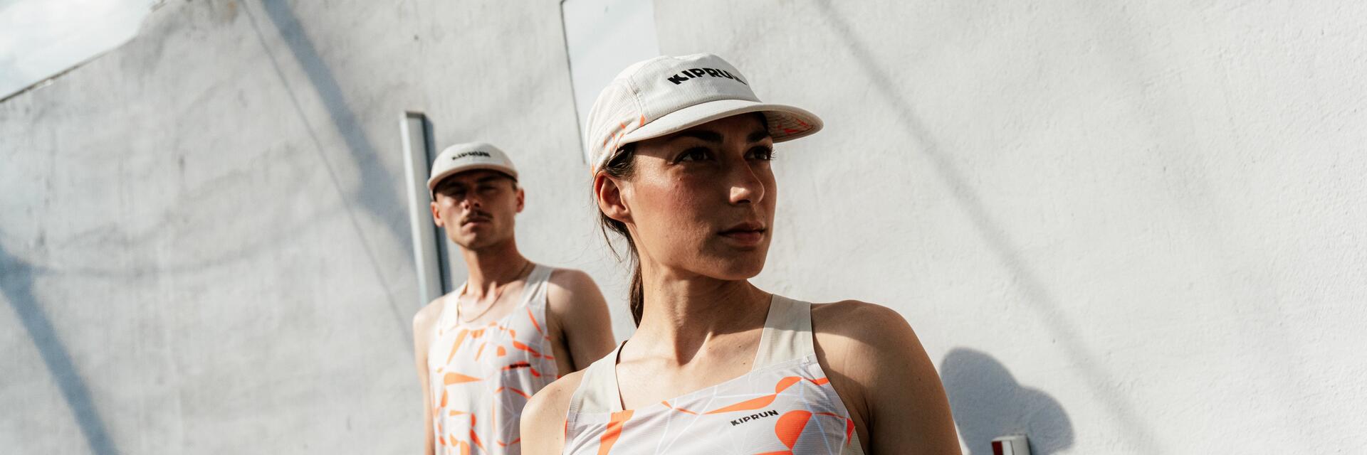 un homme et une femme courent par temps chaud