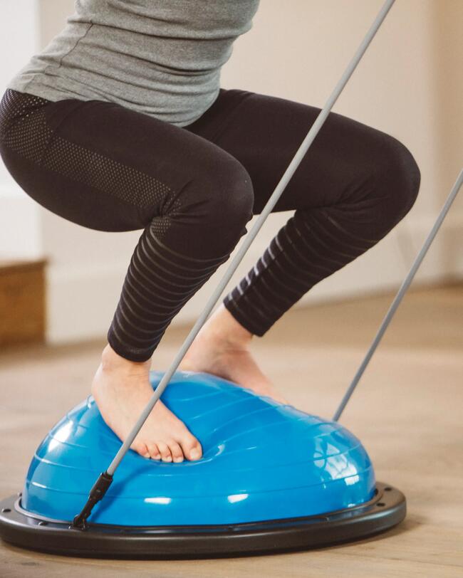 Eine Frau macht Sport.