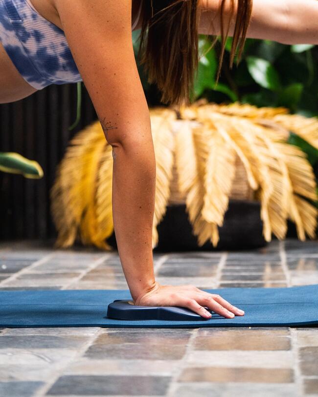 Eine Frau macht Yoga.