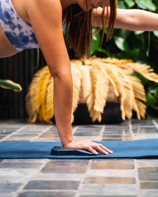 Eine Frau macht Yoga.