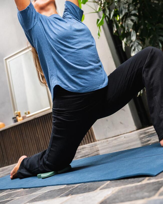 Eine Frau macht Yoga.