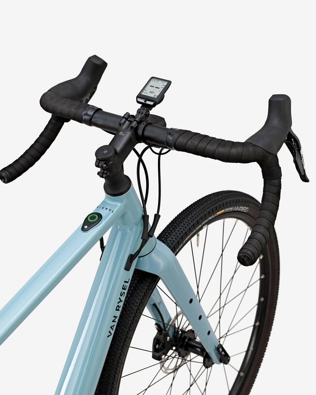 Detailaufname schwarzes E-Bike Bedienelement mit Display an Fahrradlenker