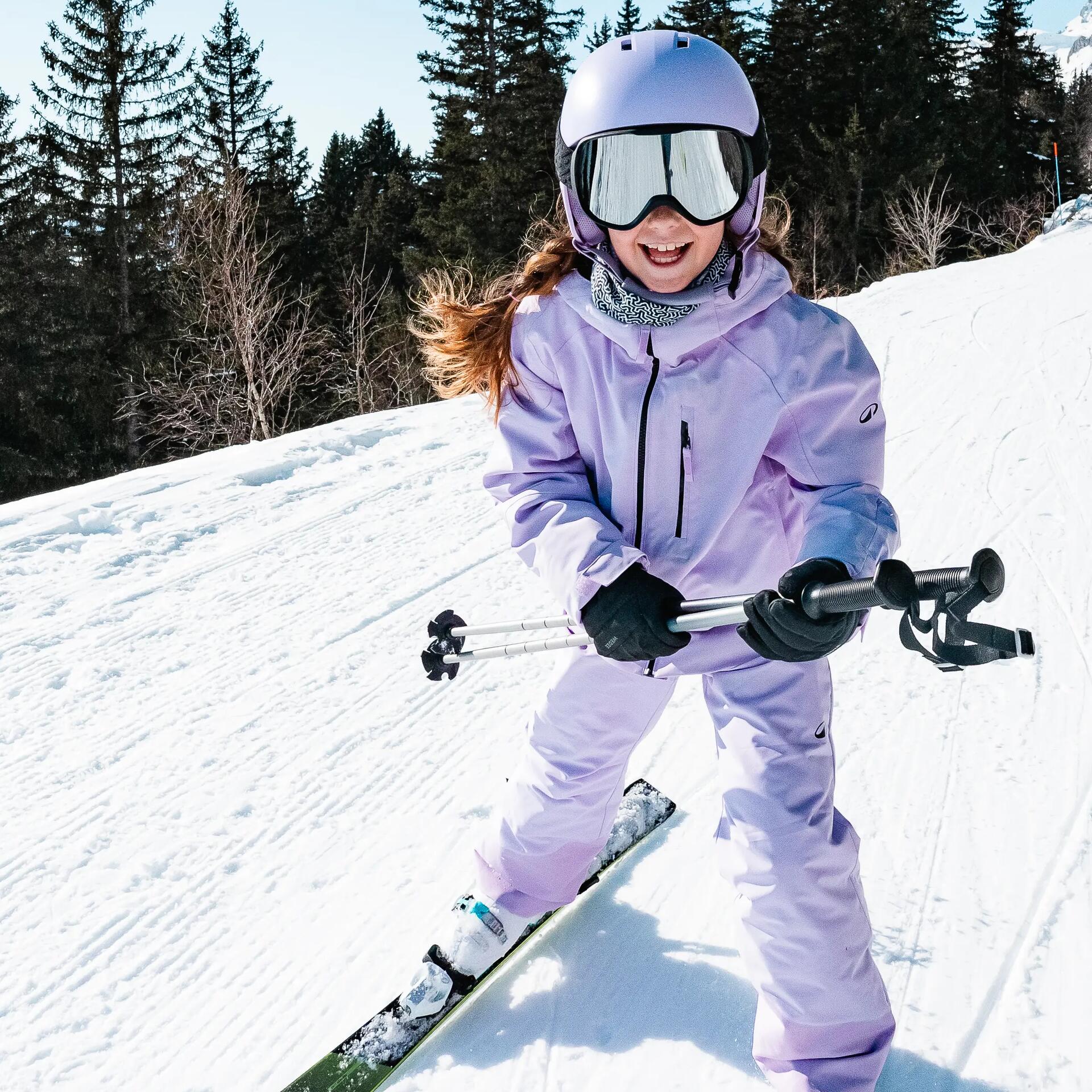 une petite fille qui fait du ski en tenue decathlon quechua