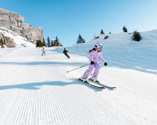 Enfants ski alpin soleil piste de ski